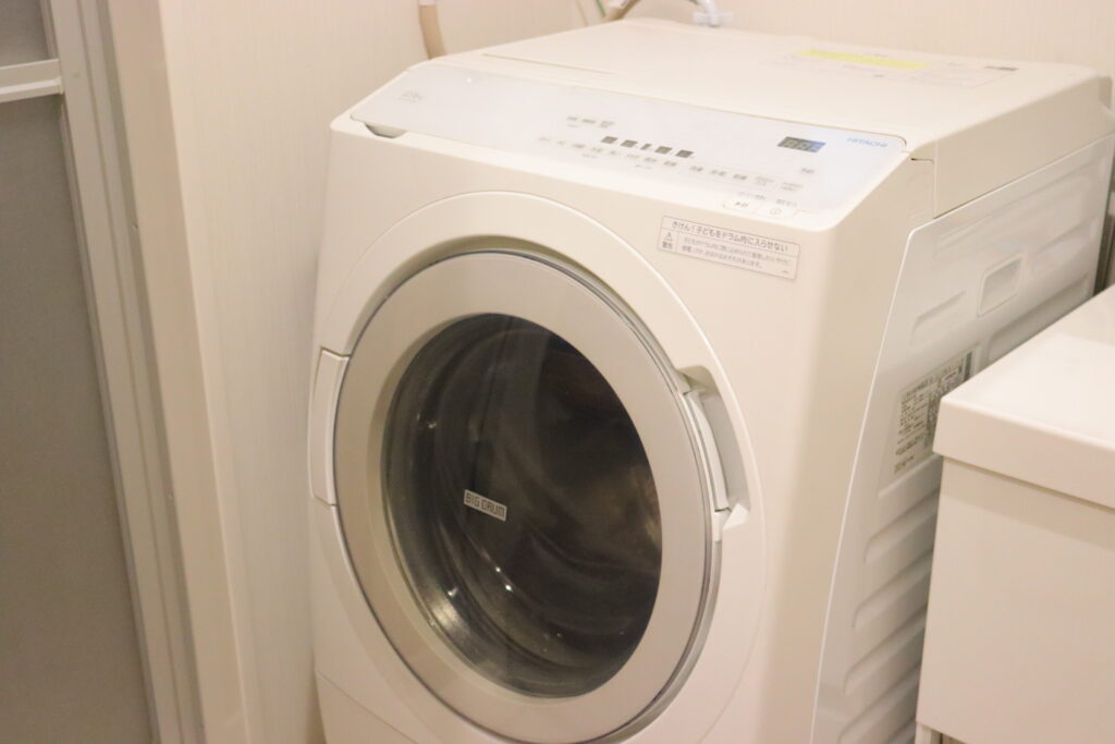 洗濯機で家事する様子
