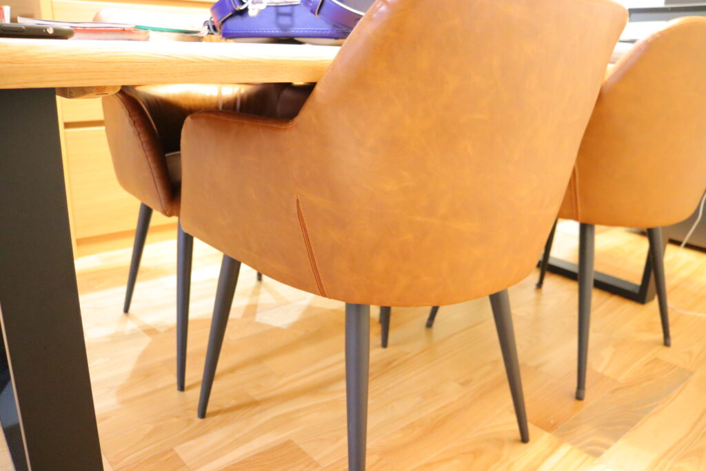 ダイニングテーブル下掃除のイメージ