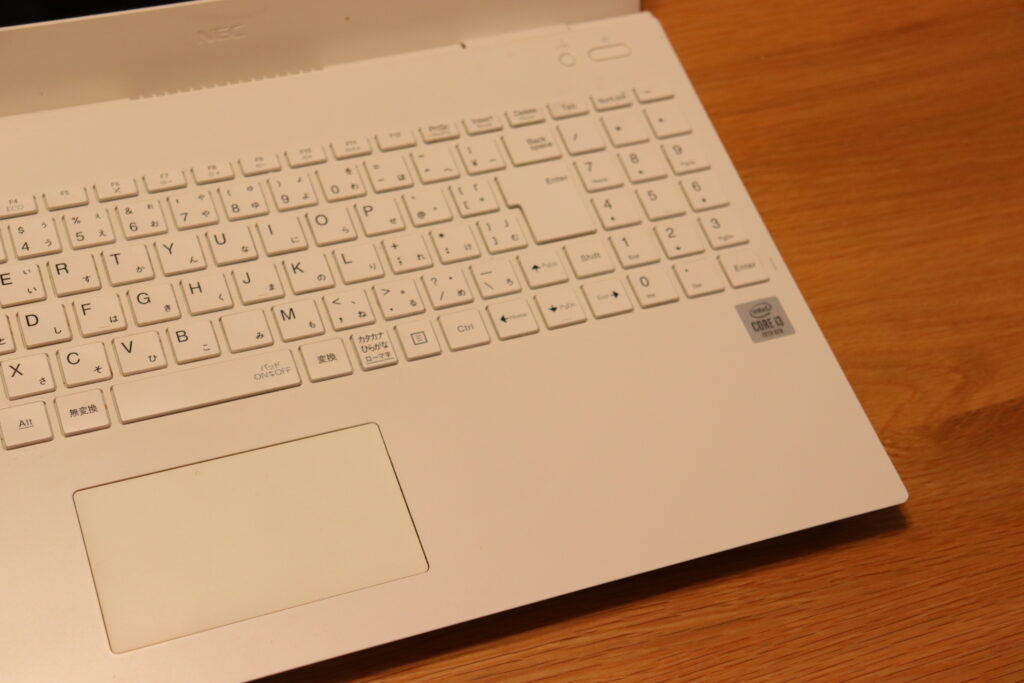 パソコンで仕事する様子