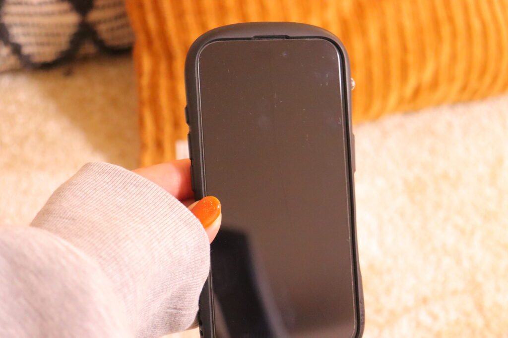 スマホでココナラを確認するイメージ