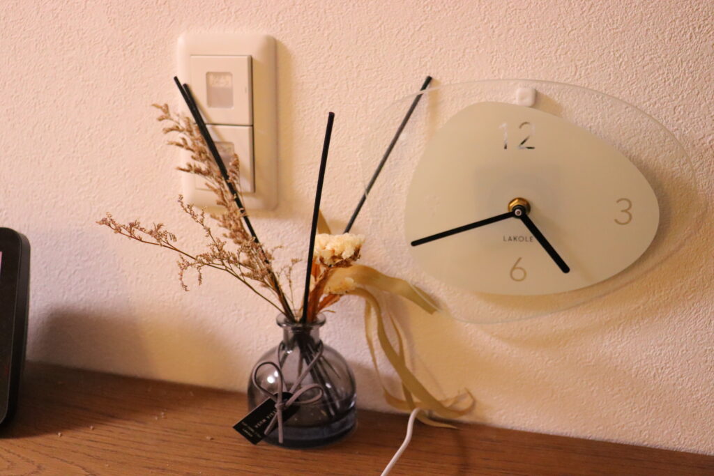 時計でスケジュールを確認するイメージ