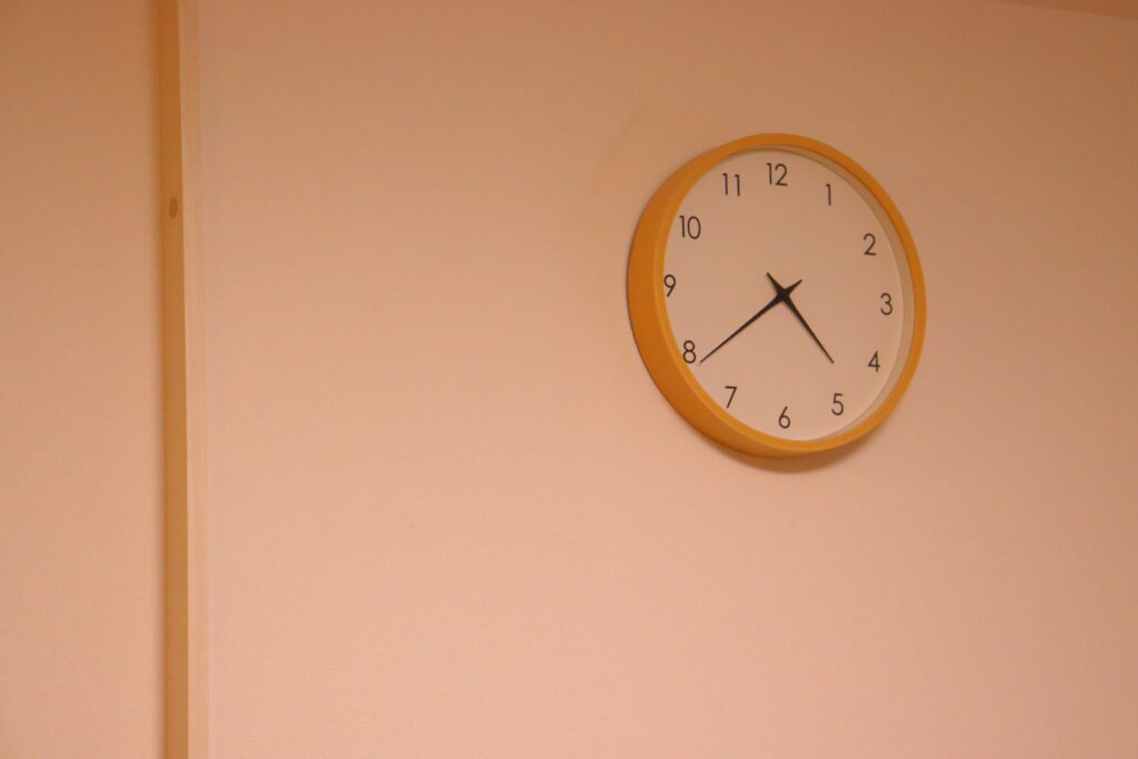 早起きして本を読むイメージ