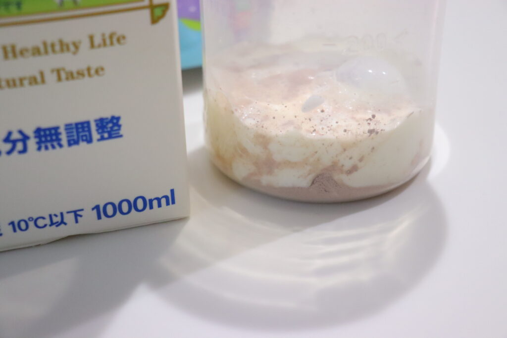 アスミールを牛乳と混ぜるイメージ